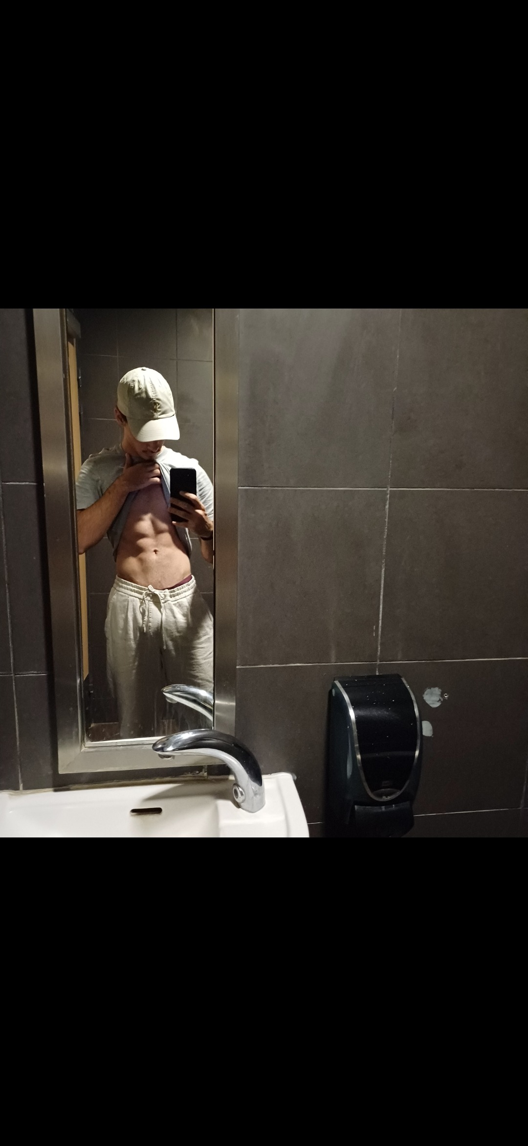 Profil de Armen, 23 ans, Plan Cul à Adrar Mediumwave Transmitter